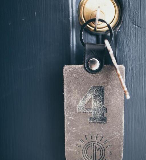 חדר סטנדרט לארבעה, Caffeine&machine