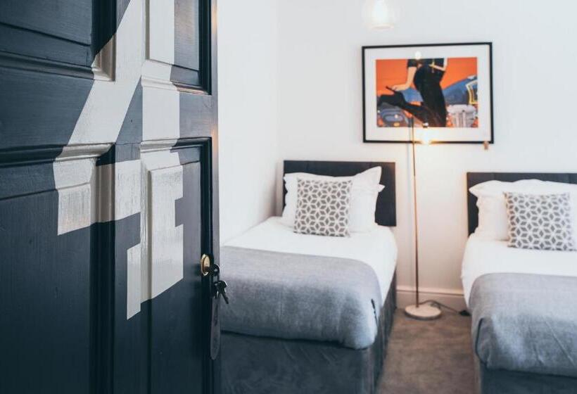 חדר סטנדרט לארבעה, Caffeine&machine