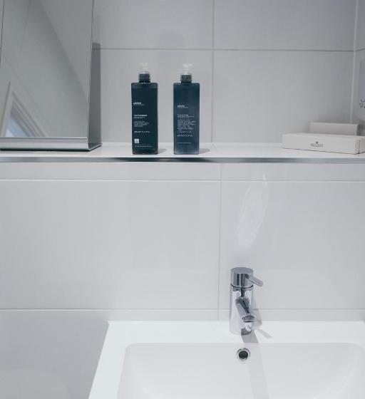 חדר סטנדרט לארבעה, Caffeine&machine