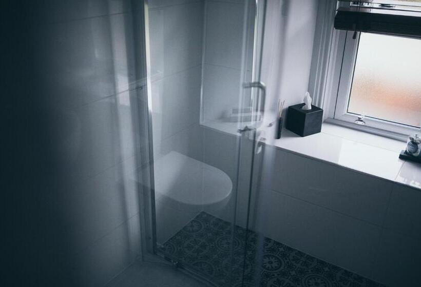 חדר דלוקס לשלושה, Caffeine&machine