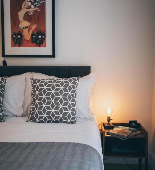 חדר דלוקס לשלושה, Caffeine&machine