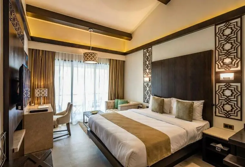 キングサイズベッドのスーペリアルーム, Silver Waves Resort & Spa   Daman