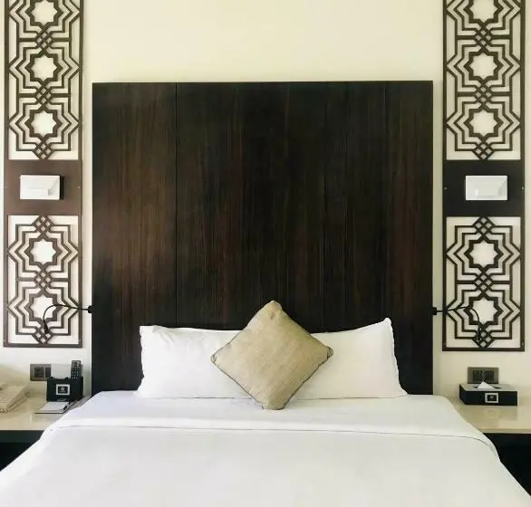 キングサイズベッドのスーペリアルーム, Silver Waves Resort & Spa   Daman