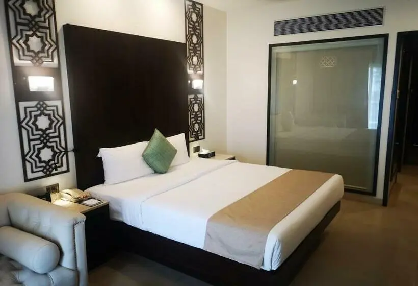 キングサイズベッドのスーペリアルーム, Silver Waves Resort & Spa   Daman