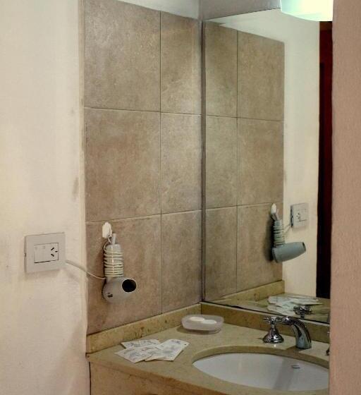 غرفة قياسية ثلاثية, La Cautiva