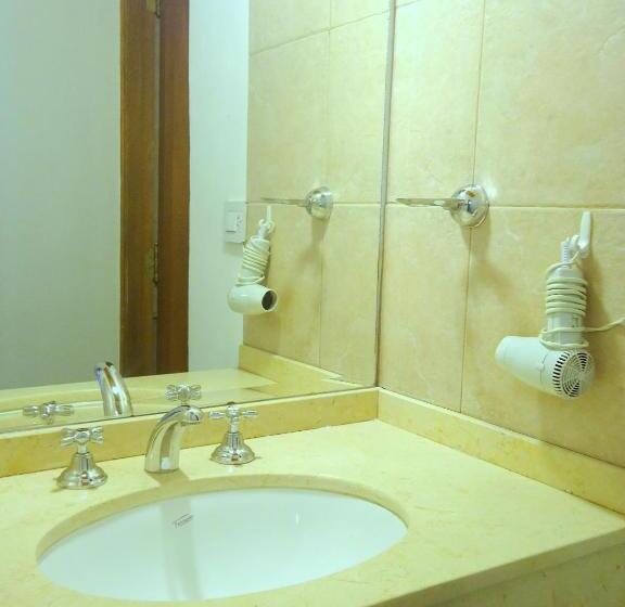 غرفة قياسية ثلاثية, La Cautiva