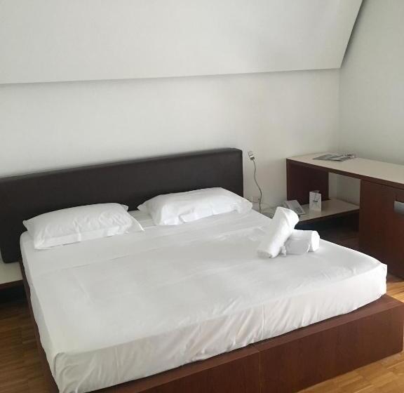 اتاق استاندارد, Black