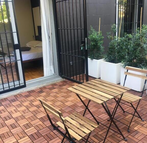 اتاق سوپریور, Black