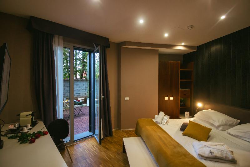 اتاق سوپریور, Black