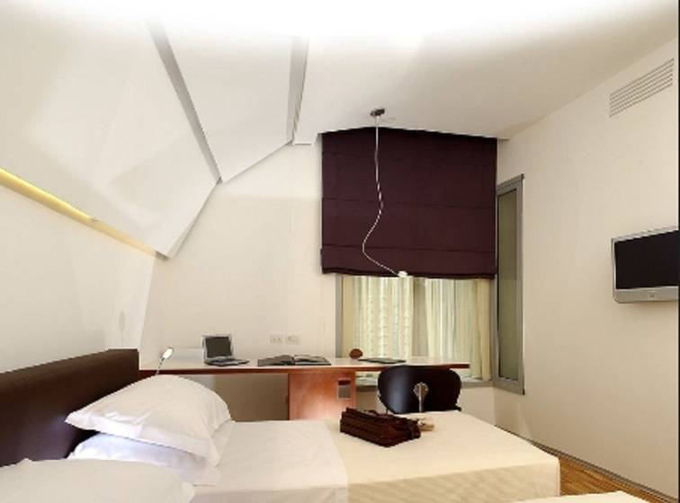 اتاق استاندارد سه نفره, Black