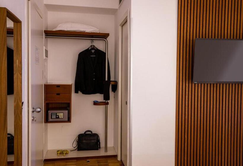 اتاق استاندارد, Black