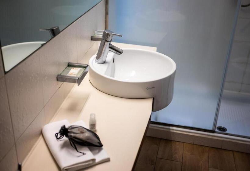 اتاق استاندارد, Black