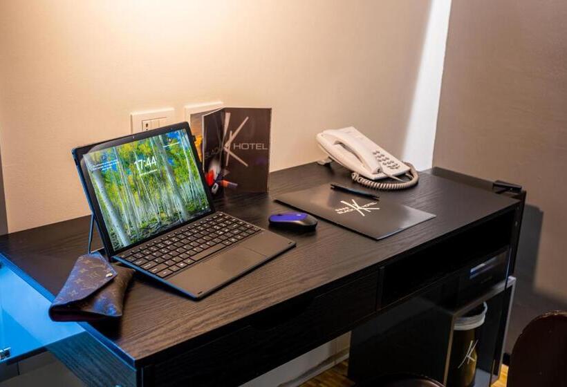 اتاق استاندارد, Black