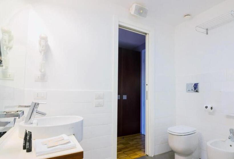 اتاق سوپریور, Black