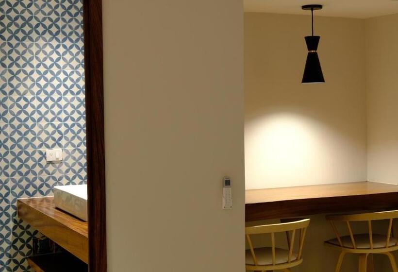 小型套房, Eloisa