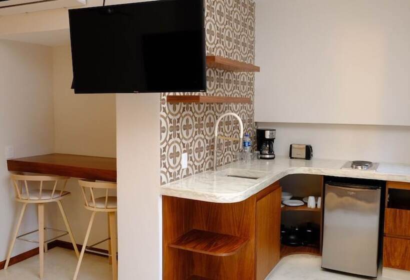 小型套房, Eloisa