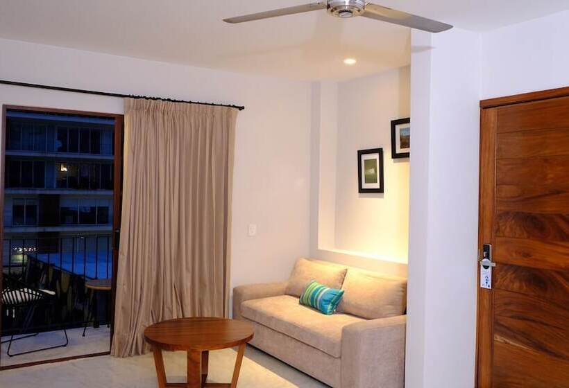 小型套房, Eloisa