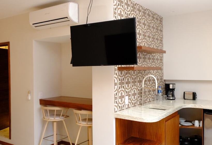 小型套房, Eloisa