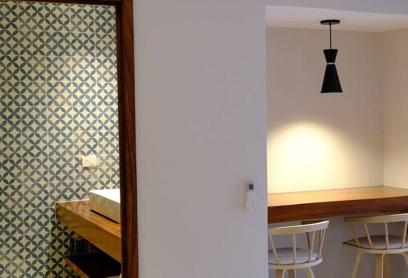 Junior Suite, Eloisa
