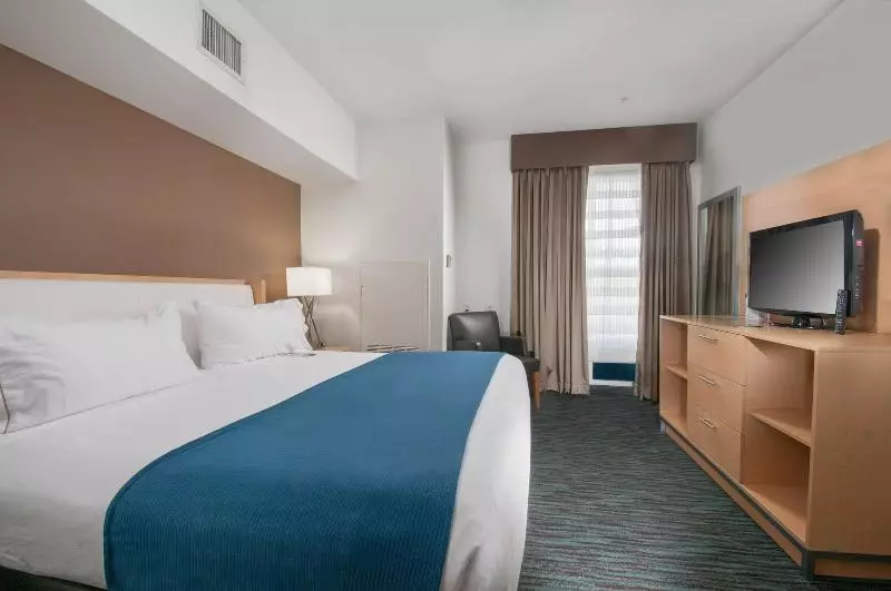 سوییت, Holiday Inn Express Hotel & Suites San Antonio Rivercenter Area, An Ihg