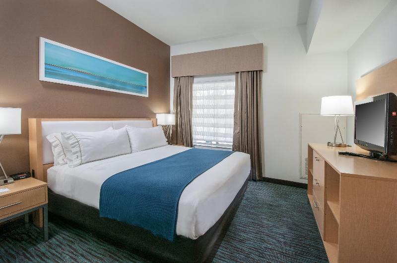 带大床的套房, Holiday Inn Express Hotel & Suites San Antonio   Rivercenter Area, An Ihg