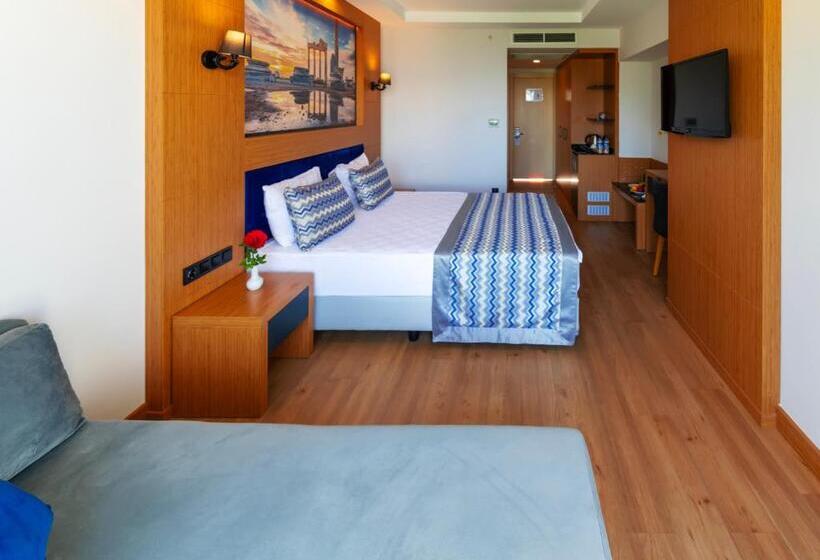 חדר סטנדרט לשלושה, Sealife Buket Resort & Beach Hotel - Ultra All Inclusive