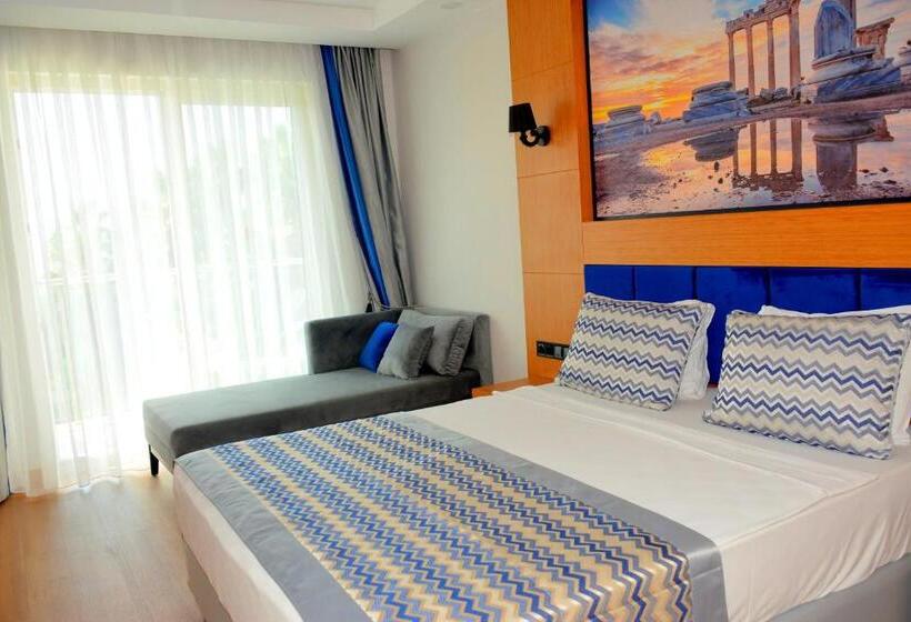 חדר סטנדרט לשלושה, Sealife Buket Resort & Beach Hotel - Ultra All Inclusive