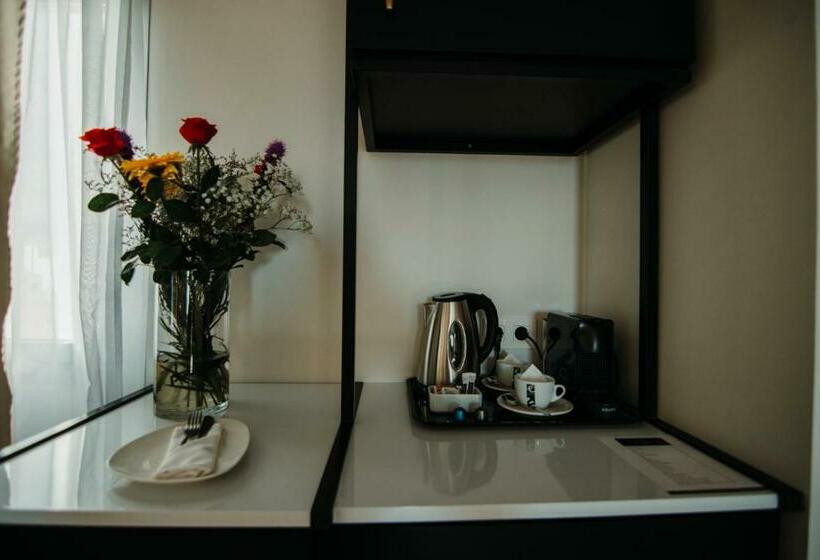 家庭间, Urban Anaga