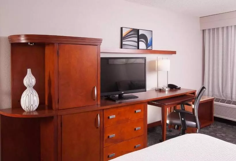 اتاق استاندارد با تخت بزرگ برای معلولان, Courtyard Miami Coral Gables