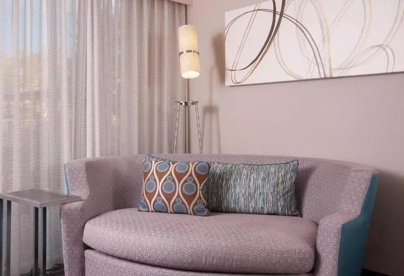 اتاق استاندارد با تخت بزرگ برای معلولان, Courtyard Miami Coral Gables