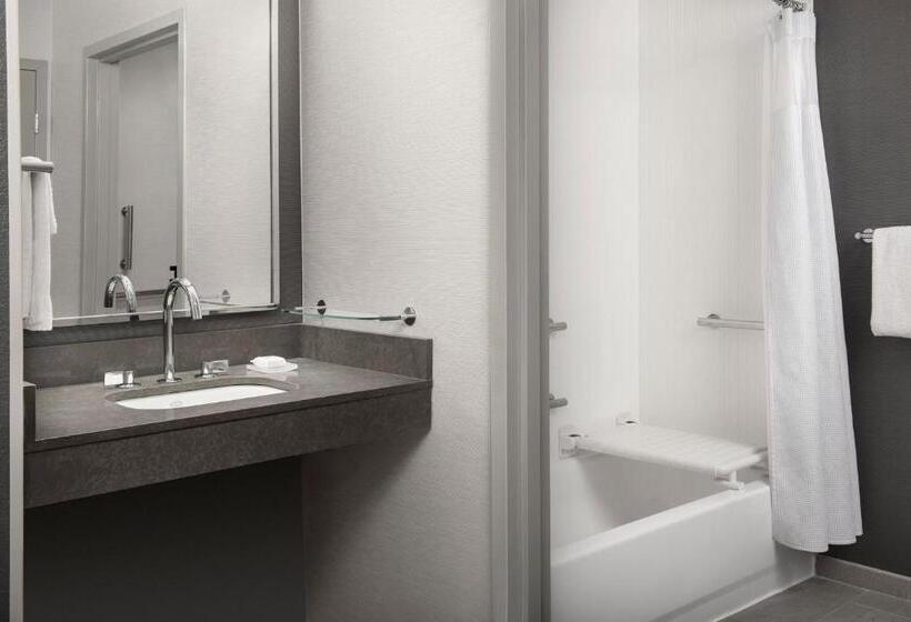 חדר סטנדרט עם מיטת קינג, Courtyard By Marriott Savannah Downtown   Historic District