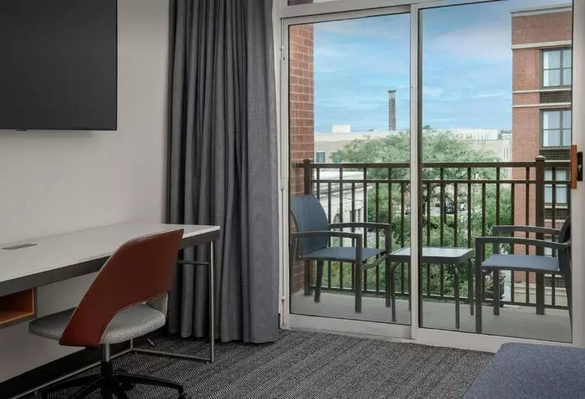 キングサイズベッドのスイートルーム, Courtyard By Marriott Savannah Downtown Historic District