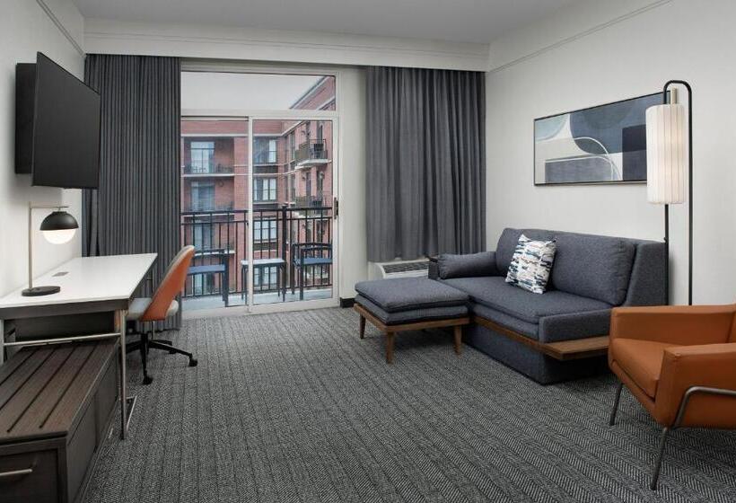 מיטת קינג בסוויטה, Courtyard By Marriott Savannah Downtown   Historic District