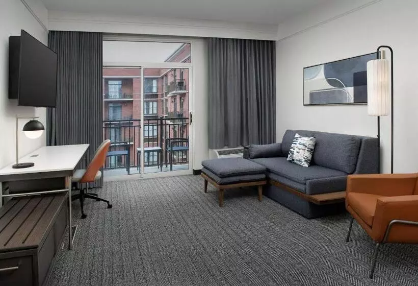 キングサイズベッドのスイートルーム, Courtyard By Marriott Savannah Downtown Historic District
