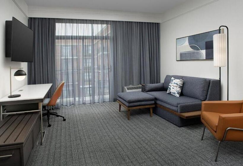 מיטת קינג בסוויטה, Courtyard By Marriott Savannah Downtown   Historic District