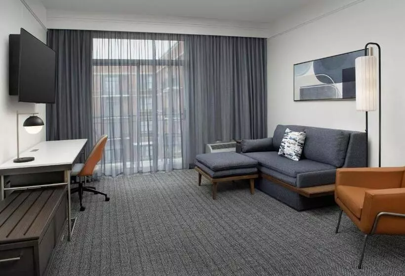 キングサイズベッドのスイートルーム, Courtyard By Marriott Savannah Downtown Historic District