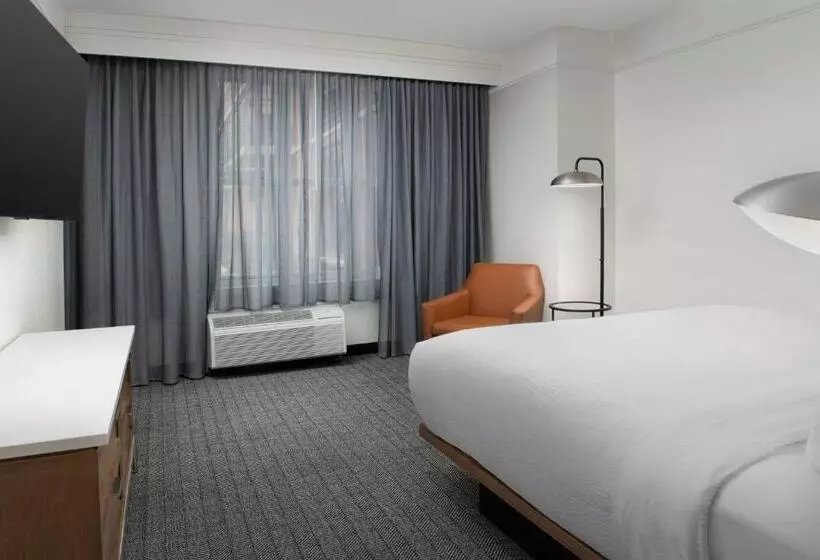 キングサイズベッドのスイートルーム, Courtyard By Marriott Savannah Downtown Historic District