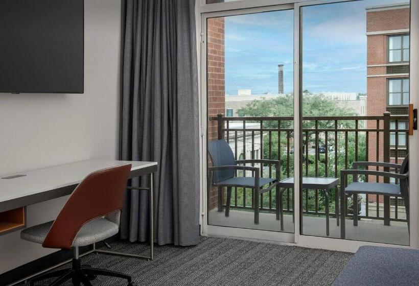 带大床的套房, Courtyard By Marriott Savannah Downtown   Historic District