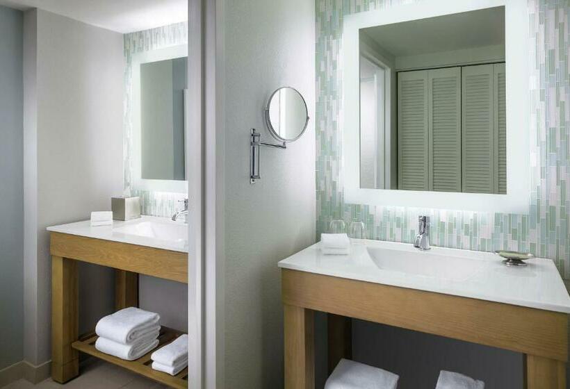 غرفة كلاسيكية سرير كينج, Walt Disney World Swan