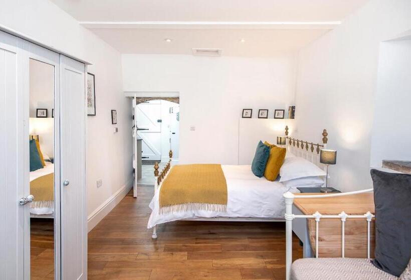 شقة غرفة واحدة, The Old Parsonage