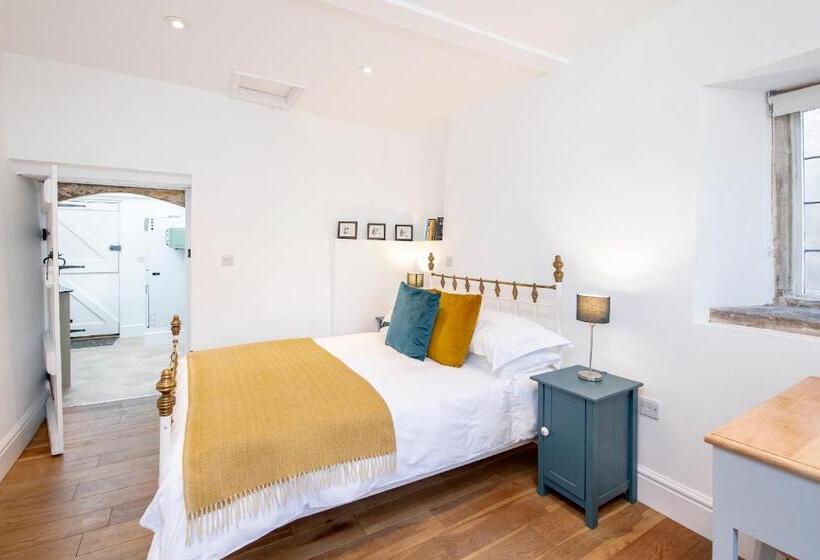 شقة غرفة واحدة, The Old Parsonage