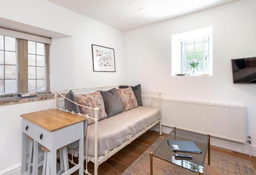 شقة غرفة واحدة, The Old Parsonage