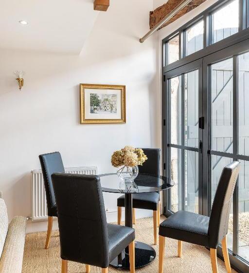 شاليه غرفة نوم واحدة, The Old Parsonage