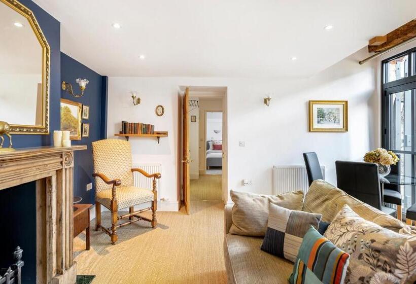 شاليه غرفة نوم واحدة, The Old Parsonage