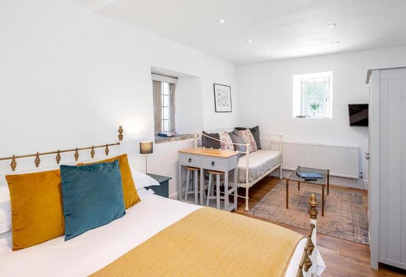 شاليه غرفة نوم واحدة, The Old Parsonage