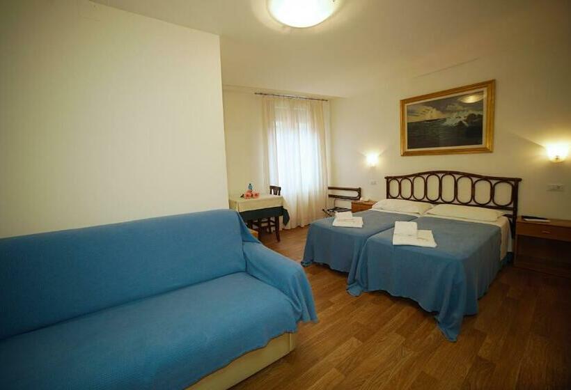 اتاق استاندارد سه نفره, Canada