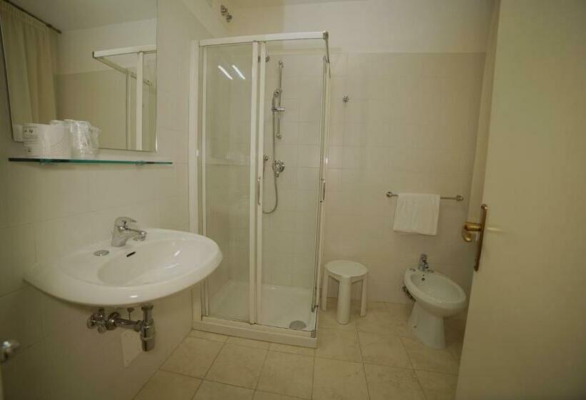 اتاق استاندارد سه نفره, Canada