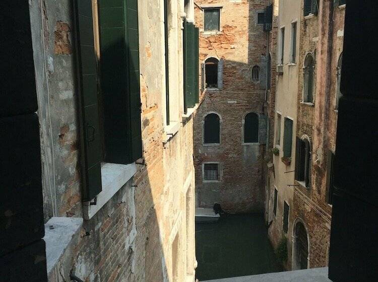 اتاق استاندارد یک نفره, Canada