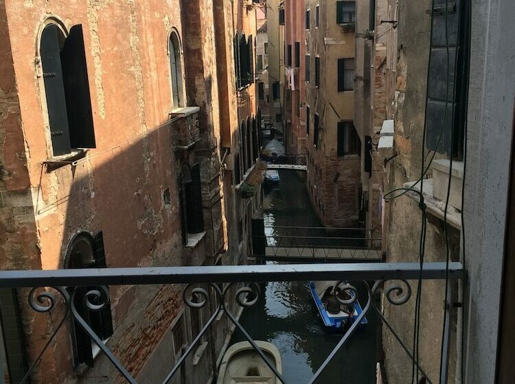 اتاق استاندارد یک نفره, Canada