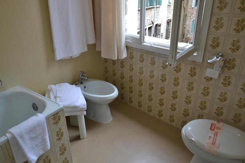 اتاق استاندارد یک نفره, Canada